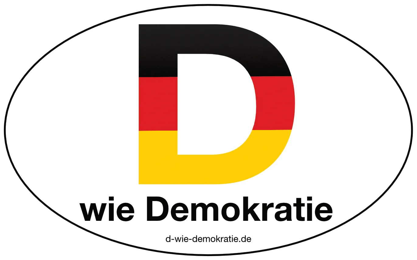 Aufkleber: ein großes D in Schwarz-Rot-Gold, darunter „wie Demokratie“ und die Adresse d-wie-demokratie.de, in einem Oval wie beim Länderkennzeichen am Auto.